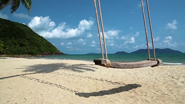 在一个美丽小岛的岸边荡秋千