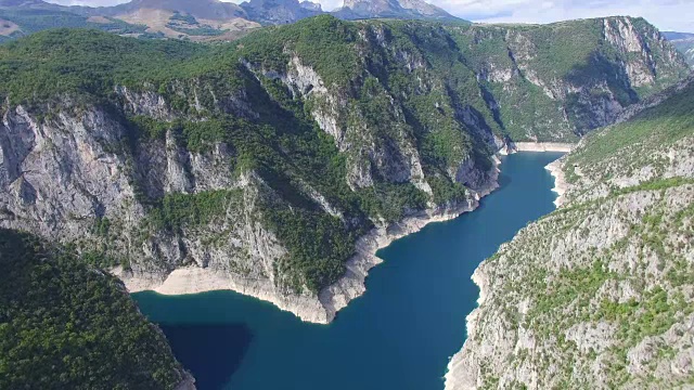 从空中俯瞰黑山著名的皮瓦峡谷及其奇妙的水库