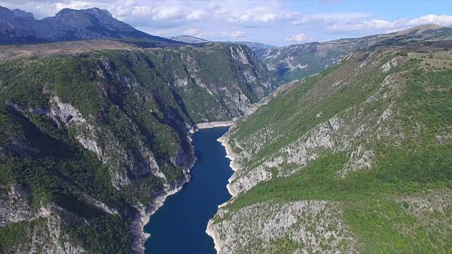 从空中俯瞰黑山著名的皮瓦峡谷及其奇妙的水库