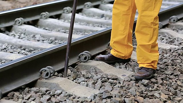 铁路工人修理铁路线