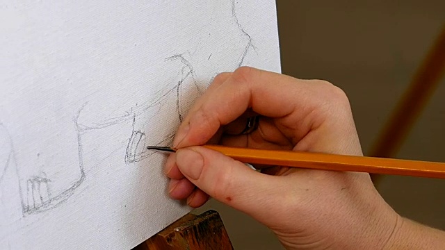 女艺术家在画室里画铅笔画
