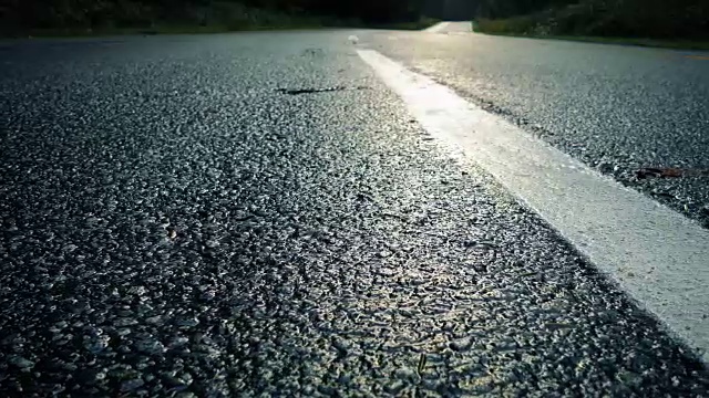 傍晚在路面上移动