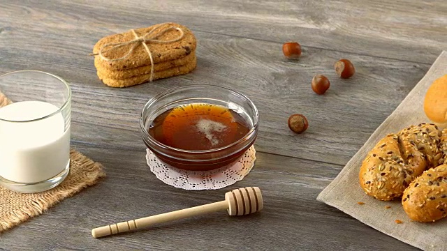 详情图-蜂蜜、牛奶、饼干和新鲜的长棍面包放在质朴的木桌上。农村的早餐