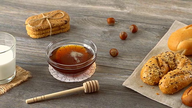 详情图-蜂蜜、牛奶、饼干和新鲜的长棍面包放在质朴的木桌上。农村的早餐
