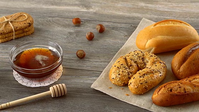 详情图-蜂蜜、牛奶、饼干和新鲜的长棍面包放在质朴的木桌上。农村的早餐