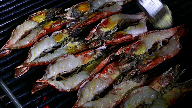 厨师烹饪海鲜烧烤的高清镜头。烤大江虾