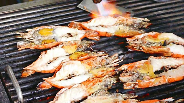 厨师烹饪海鲜烧烤的高清镜头。烤大江虾