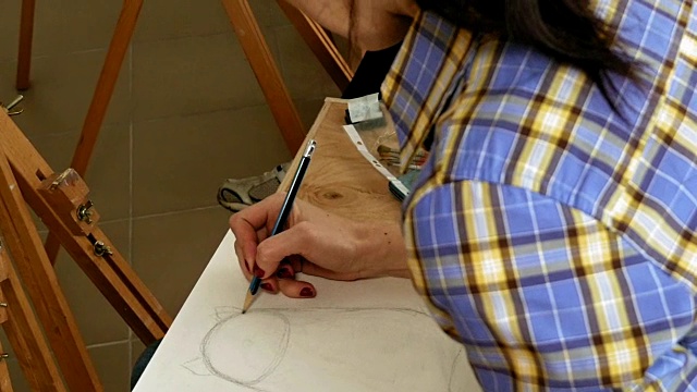 女艺术家在画室里画铅笔画