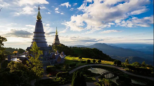 日落时分，Pagodas Noppamethanedol和Noppapol Phumsiri