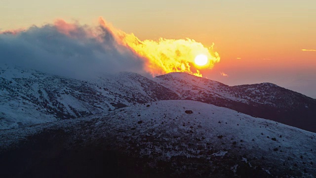 日落在雪山时间流逝。霜色的晚云