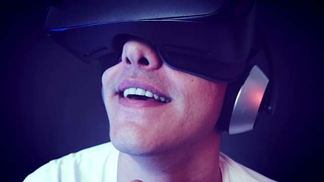 詳情圖-笑著戴VR頭戴體驗虛擬現(xiàn)實的年輕人