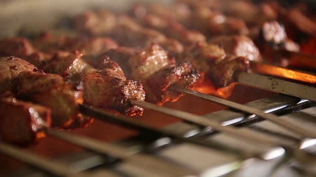 詳情圖-廚師燒烤多汁烤肉與酥脆烤慢動(dòng)作