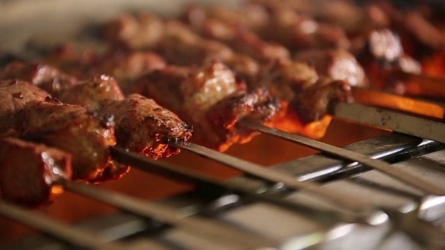 詳情圖-廚師燒烤多汁烤肉與酥脆烤慢動(dòng)作