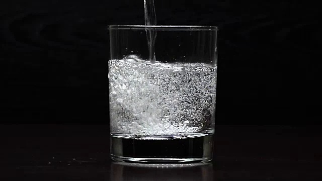 一杯矿泉水