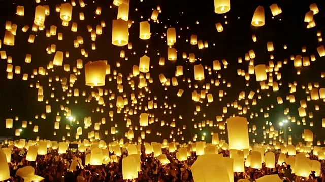 夜空中漂浮的灯笼。