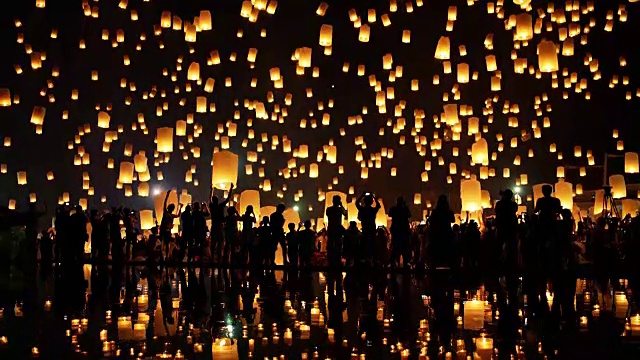 夜空中漂浮的灯笼。