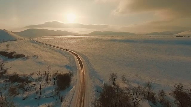 详情图-黄昏时分，几辆汽车在结冰的路上行驶