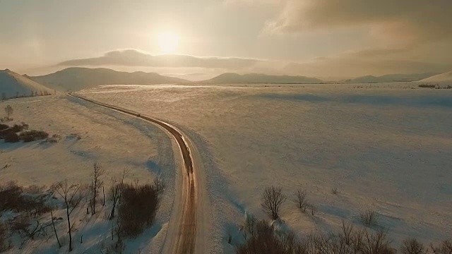 详情图-黄昏时分，几辆汽车在结冰的路上行驶