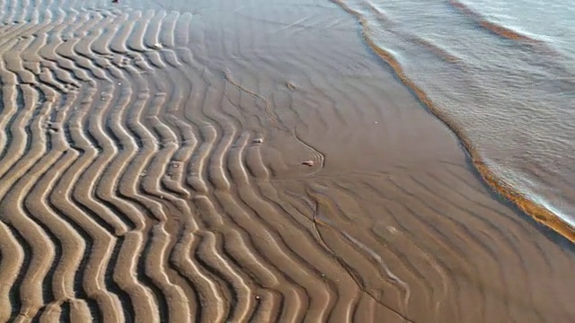条纹海滩上的波浪