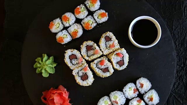 詳情圖-壽司食物的運動配黑石芥末姜