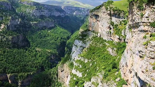 在奥尔德萨国家公园，比利牛斯山，韦斯卡，阿拉贡，西班牙的佩尔迪多山和阿尼斯克罗山谷的山丘