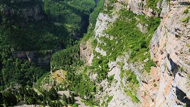 在奥尔德萨国家公园，比利牛斯山，韦斯卡，阿拉贡，西班牙的佩尔迪多山和阿尼斯克罗山谷的山丘