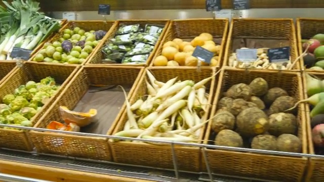 詳情圖-在超市里走過新鮮的蔬菜。商店里的雜貨通道。近距離
