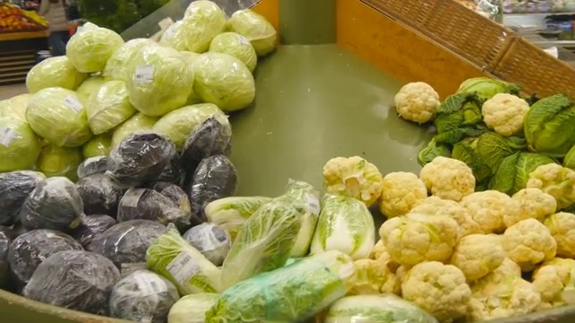 詳情圖-在超市里走過新鮮的蔬菜。商店里的雜貨通道。近距離