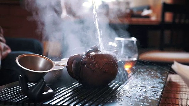中国传统茶道放在茶几上，近距离，低调
