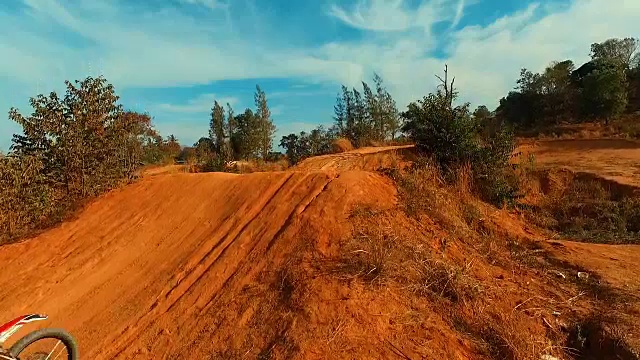 空中:越野摩托车跑道上的慢动作跳跃。