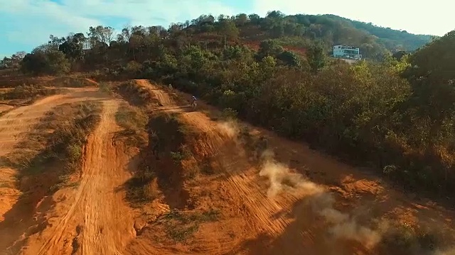 详情图-航空:越野赛跳跃。