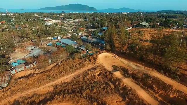 航拍:在越野摩托车上快速骑行和跳跃。