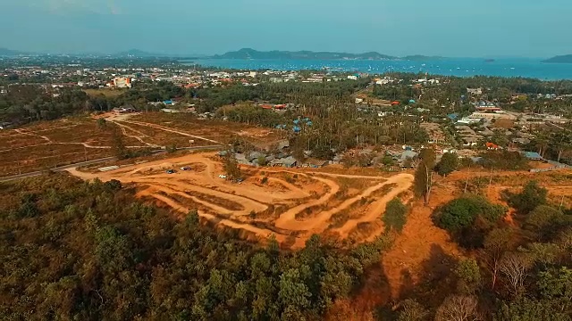 航拍:摩托车越野赛跑道附近美丽的海景。