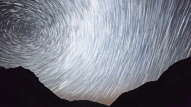 4K星迹夜空宇宙星系在土耳其Kackar山脉高原上延时拍摄。