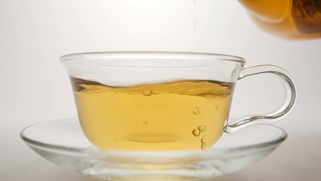 詳情圖-慢動作:新鮮的茶從茶壺中流出