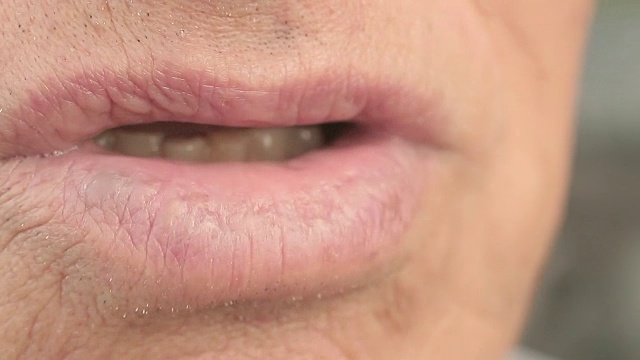 详情图-老人的嘴:老人说一些话