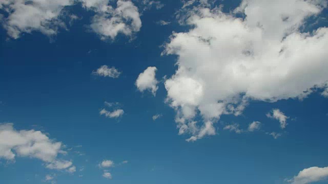 蔚蓝天空的时光流逝