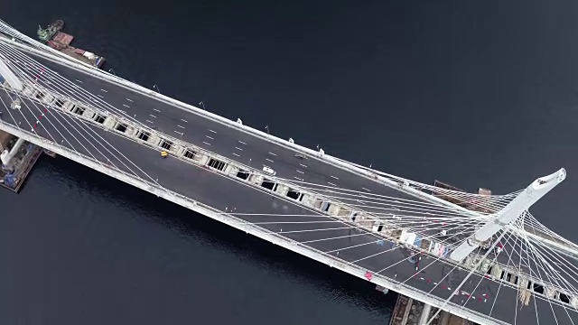 现代多车道斜拉桥白天鸟瞰图