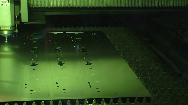 光纤激光切割机正在加工中