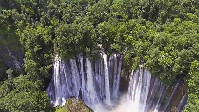 詳情圖-森林深處美麗的大瀑布和彩虹