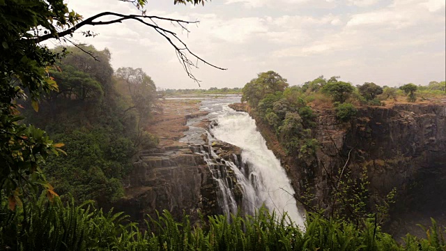 维多利亚号带着薄雾从水中落下