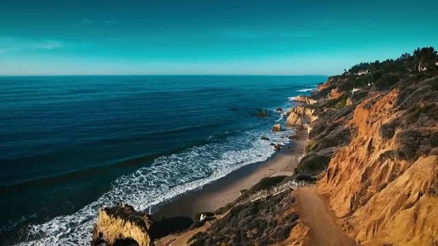 詳情圖-荒涼的野生El斗牛士海灘馬里布加利福尼亞航空海景-海浪與巖石