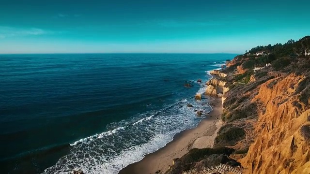 詳情圖-荒涼的野生El斗牛士海灘馬里布加利福尼亞航空海景-海浪與巖石