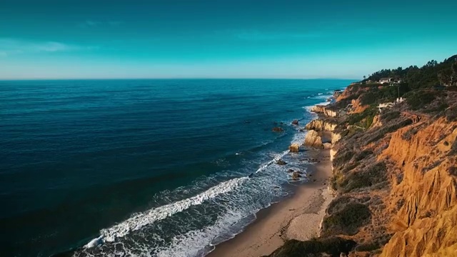詳情圖-荒涼的野生El斗牛士海灘馬里布加利福尼亞航空海景-海浪與巖石