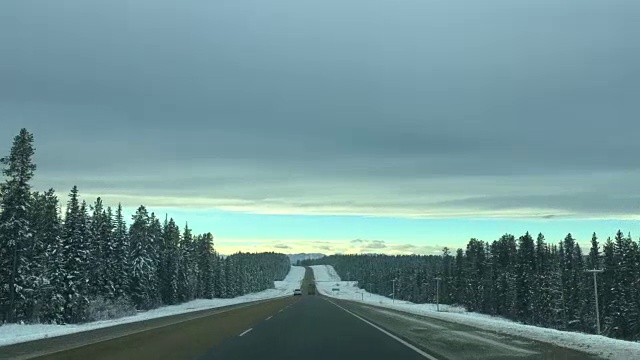 在冬天的乡间小路上开车