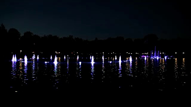 夜间五彩喷泉
