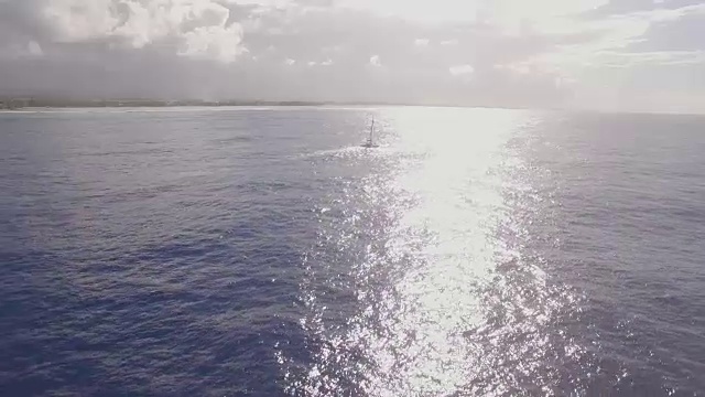在海上航行的游艇鸟瞰图