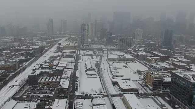 雪覆盖了城市的街道和建筑物