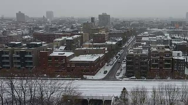 鸟瞰图被雪覆盖的城市建筑