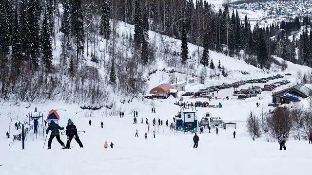 时间流逝——人们滑雪